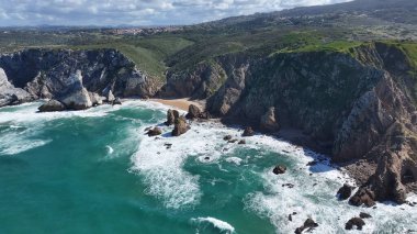 Portekiz 'in Lizbon bölgesindeki Sintra' da Roca Burnu Sahili. Plaj manzarası. Doğa Deniz Burnu. Seyahat güzergahı. Portekiz 'in Lizbon bölgesindeki Sintra' da Roca Burnu Sahili. Turkuaz Su.