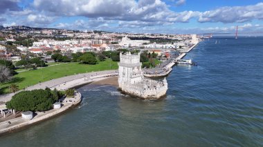 Lizbon 'un Lizbon bölgesindeki Belem Kulesi. Sahil Şatosu. Kale manzarası. Portekiz, Lizbon 'daki Belem Kulesi. Ortaçağ Binası. Turistik bir dönüm noktası. Portekiz Skyline.