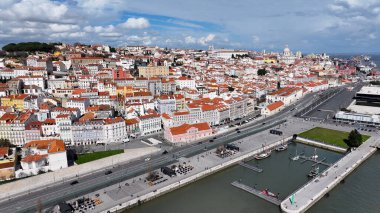 Lizbon, Portekiz 'in Lizbon semtinde Lizbon Skyline. Highrise Binaları Sahnesi. Güzel şehir manzarası. Lizbon Skyline Portekiz 'de. Tarihi Şehir Manzarası. Turizm Tarihi Yer.