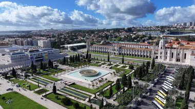 Lizbon 'daki Jeronimos Manastırı Portekiz Bölgesi. Ortaçağ Binası. Turizm Tarihi Yer. Portekiz, Lizbon 'daki Jeronimos Manastırı. Empire Meydanı. Manastır manzarası. Lizbon Skyline.