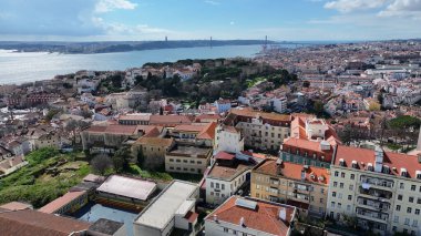 Lizbon, Portekiz 'deki Sao Jorge Şatosu. Ortaçağ Şato Sahnesi. Antik Şehir Manzarası. Portekiz, Lizbon 'daki Sao Jorge Kalesi. Tarihi Şehir Manzarası. Turizm Seyahat Yeri.