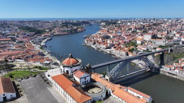 Portekiz 'in Porto bölgesindeki Serra Do Pilar Manastırı. I. Luis Köprüsü. Ribeira İskelesi. Douro Nehri Sahnesi. Portekiz 'in Porto Bölgesi' ndeki Serra Do Pilar Manastırı. Turizm Simgeleri.