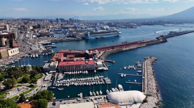 Napoli Limanı, Napoli, İtalya, Campania. Yük Gemisi Şehri. Deniz Taşımacılığı. Napoli Limanı, Napoli, İtalya, Campania. Gezi Gemisi Peyzajı. Denizcilik İstasyonu.