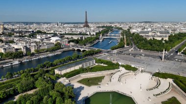 Fransa 'daki Paris' teki Tuileries Bahçesi. Güzel Eyfel Kulesi. Paris Şehri Peyzajı. Fransa 'nın Ile de France şehrindeki Tuileries Garden' da. Tuileries Atlıkarınca Bahçesi. Kültür Mirası.