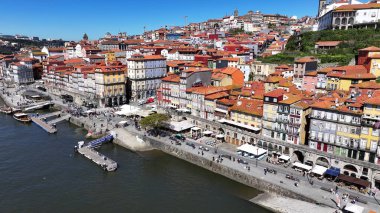 Porto, Portekiz 'in Ribeira Rıhtımı. Sahil Kenti Peyzajı. Kültür Mirası. Eski Şehir Manzarası. Porto, Portekiz 'deki Ribeira Rıhtımı. Turizm Tarihi Yer.