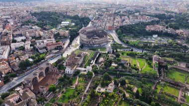 Lazio İtalya 'daki Roma Arkeoloji Parkı. Ortaçağ Binaları. Şehir merkezinde. Lazio İtalya 'daki Roma Arkeoloji Parkı. Arkeolojik Kazı. Kültür Mirası. İtalya Skyline.