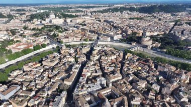 Lazio İtalya 'da Roma' da gökyüzü. Vatikan Şehri. Ortaçağ Binaları. Lazio İtalya 'da Roma' da gökyüzü. Sant Angelo Kalesi. Roman Köprüleri Tiber Nehri. İtalya Skyline.