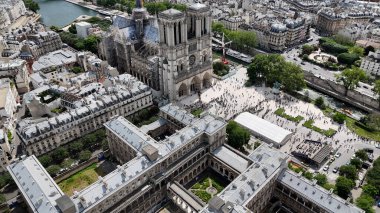 Fransa 'nın Paris Adası' ndaki Paris Skyline 'da. Notre-Dame Kilisesi. Seine River Skyline 'da. Fransa 'nın Paris Adası' ndaki Paris Skyline 'da. Şehir merkezindeki şehir manzarası. Turizm Tarihi Yer.