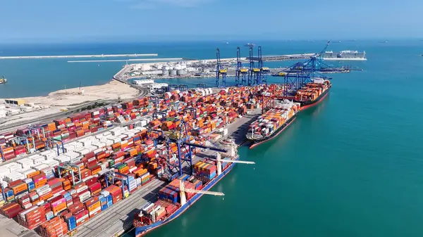 Valencia Limanı, Valencia, Valenciana İspanya. Yük gemisi. Deniz Taşımacılığı. İspanya 'daki Valencia Limanı. Manzara değişimi. Ticaret Pazarı Sahnesi.