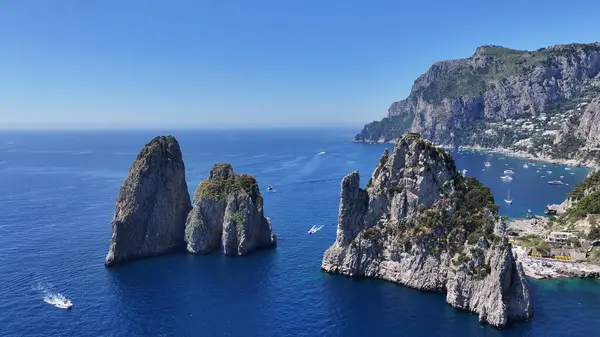 Faraglioni İtalya 'daki Capri' de Sallanıyor. Plaj manzarası. Turizm Tarihi Yer. Faraglioni İtalya 'daki Capri' de Sallanıyor. Napoli Körfezi Skyline. Jeolojik oluşum. Paradisiac Capri Adası.