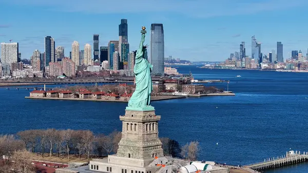 New York 'ta, Manhattan' da Özgürlük Heykeli. Liberty State Parkı. New York şehir merkezi. New York 'ta Özgürlük Anıtı. Manhattan Adası Şehir Bölgesi.