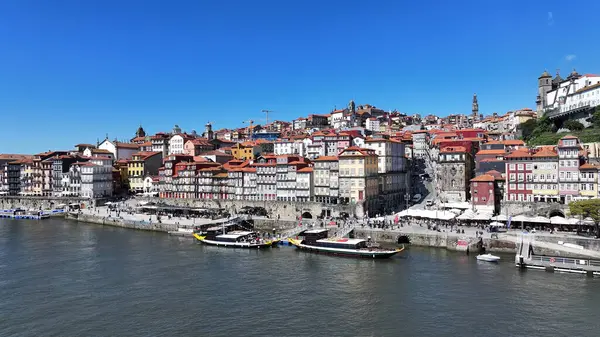 Porto Portekiz 'in Porto bölgesindeki Ribeira Rıhtımı. Şehir merkezinde. Ortaçağ Binaları. Tarihi Şehir Sahnesi 'nde. Portekiz, Porto bölgesindeki Ribeira Rıhtımı. Turizm Simgeleri.