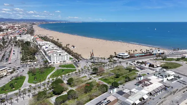 Valencia, İspanya 'daki La Marina Otoparkı. Şehir Plajı. Bay Water Sahnesi. Şehir merkezinde. Valencia, İspanya 'daki La Marina Otoparkı. Huzurlu Manzara.