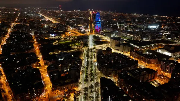 Barcelona 'nın Barcelona' daki gece silueti İspanya 'nın Katalonya şehrinde. Gece Şehri Peyzajı. Finans Bölgesi. Barcelona Skyline Katalonya İspanya 'da. Görkemli Gökdelen Kulesi.