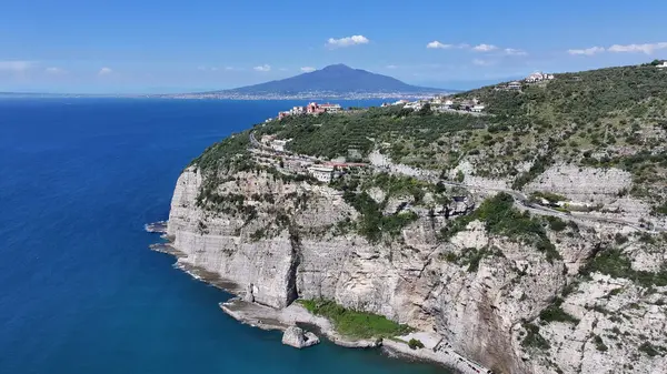 Sorrento Sahili, Napoli İtalya Sorrento. Coastal City. Vezüv volkanı manzarası. Napoli İtalya 'daki Sorrento Plajı. Plaj manzarası. Ortaçağ Binaları. Sorrento Skyline. Amalfi Sahili.