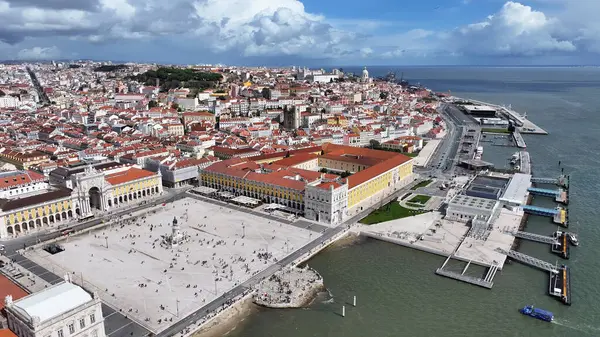 Lizbon 'daki Comercio Meydanı, Portekiz Bölgesi. Augusta Arch Sahnesi. Antik Şehir Manzarası. Portekiz, Lizbon 'da Comercio Meydanı. Tarihi Şehir Manzarası. Turizm Seyahat Manzarası.