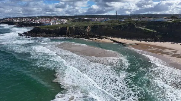 Lizbon 'un Sintra bölgesindeki Praia Grande Plajı. Sahil Skyline. Doğa manzarası. Yaz Gezisi. Lizbon 'un Sintra bölgesindeki Praia Grande Plajı. Tropikal Manzara.