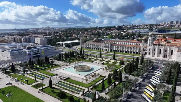 Lizbon 'daki Jeronimos Manastırı Portekiz Bölgesi. Ortaçağ Binası. Turizm Tarihi Yer. Portekiz, Lizbon 'daki Jeronimos Manastırı. Empire Meydanı. Manastır manzarası. Lizbon Skyline.