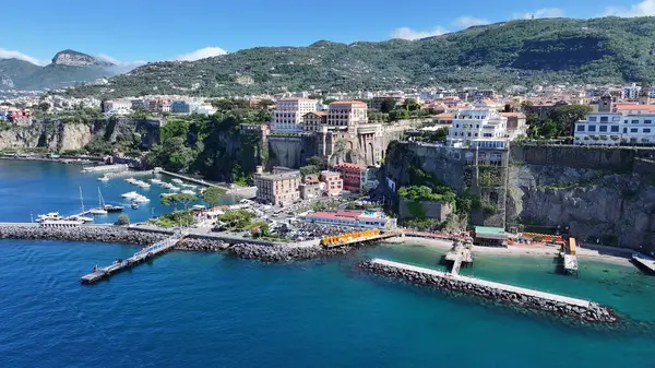 İtalya 'nın Napoli şehrinde Sorrento Skyline. Plaj manzarası. Turizm Tarihi Yer. İtalya 'nın Napoli şehrinde Sorrento Skyline. Tarihsel Şehir Manzarası. Salerno Körfezi Skyline. Akdeniz.
