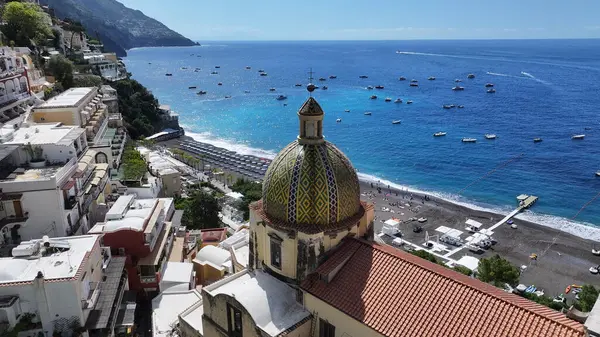 Salerno İtalya 'daki Positano' da Amalfi Sahili. Plaj manzarası. Dev Uçurumlar Sahnesi. Salerno İtalya 'daki Positano' da Amalfi Sahili. Ortaçağ Şehir Skyline 'ı. Salerno Körfezi Akdeniz. Sahil Skyline.