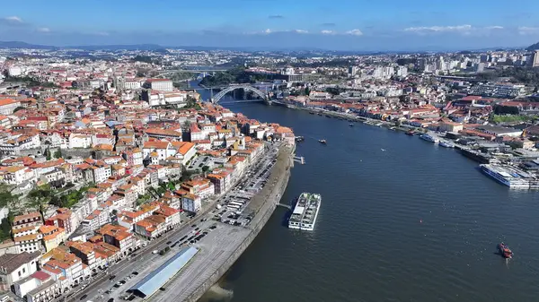 Porto Bölgesi Portekiz 'deki Porto Skyline' da. Sahil Binaları. Eski Şehir Manzarası. Şehir merkezindeki şehir manzarası. Portekiz 'de Porto Skyline. Portekiz Skyline 'ı. Seyahat Alanı.