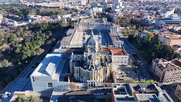 Madrid İspanya Topluluğunda Madrid Kraliyet Sarayı. Ortaçağ Binaları manzarası. Santa Maria Katedrali. Şehir merkezinde. İspanya 'daki Madrid Kraliyet Sarayı. Güzel Şehir Manzarası.