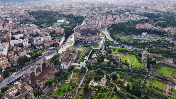 Lazio İtalya 'daki Roma Arkeoloji Parkı. Ortaçağ Binaları. Şehir merkezinde. Lazio İtalya 'daki Roma Arkeoloji Parkı. Arkeolojik Kazı. Kültür Mirası. İtalya Skyline.