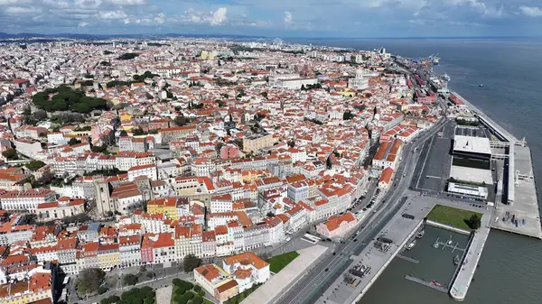 Lizbon 'daki Lizbon Bölgesi' nde Lizbon Skyline. Ortaçağ İnşaat Sahnesi. Antik Şehir Manzarası. Lizbon Skyline Portekiz 'de. Tarihi Şehir Manzarası. Turizm Seyahat Yeri.