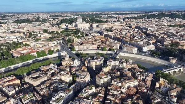 Vatikan 'ın Lazio İtalya' daki Roma Skyline 'ı. San Pedro Bazilikası Manzaranın üstünde. Katolik Kilisesi. Vatikan 'ın Lazio İtalya' daki Roma Skyline 'ı. Sant Angelo Kalesi Sahnesi. Vatikan Şehri Peyzajı. Roma Skyline.