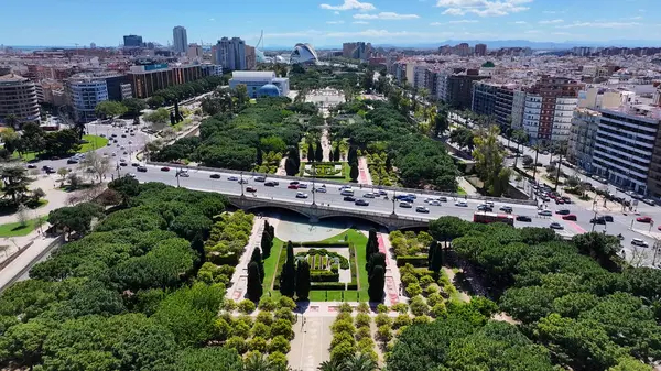 Valencia 'daki Turia Gardens, Valenciana İspanya. Doğa Parkı Sahnesi. Şehir merkezinde. Valencia, Valenciana İspanya 'da. Botanik bahçesi silueti. Güzel Şehir Manzarası.