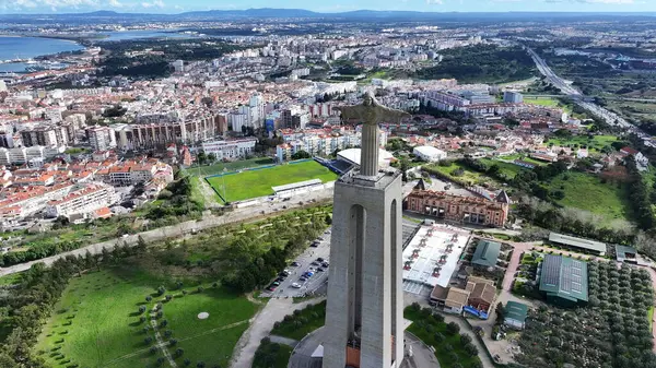 Lizbon 'daki Portekiz Kralı İsa. Kral İsa Heykeli. 25 Nisan Köprüsü. Portekiz 'deki Lizbon Kralı İsa. Tejo Nehri Sahili. Kilisenin simgesi. Portekiz Skyline.