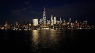 New York 'un New York şehir merkezinin Manhattan' daki gece manzarası. Gece Şehir Manzarası. Şehir merkezinde aydınlandı. New York 'un merkezinde, New York' ta. Empire State Binası.