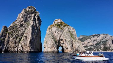 Faraglioni İtalya 'daki Capri' de Sallanıyor. Plaj manzarası. Turizm Tarihi Yer. Faraglioni İtalya 'daki Capri' de Sallanıyor. Napoli Körfezi Skyline. Jeolojik oluşum. Paradisiac Capri Adası.