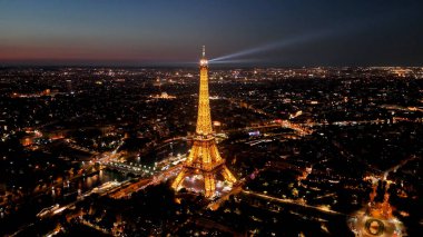 Fransa 'nın Paris Adası' ndaki Gece Skyline Eyfel Kulesi. Şehir merkezindeki şehir manzarası. Gece Skyline. Fransa 'nın Paris Adası' ndaki Eyfel Kulesi. Eyfel Kulesi. Turizm Tarihi Yer. Paris Skyline