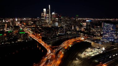 Philadelphia 'daki Philadelphia Skyline' ın Pennsylvania 'daki gece görüntüsü. Şehir merkezinde aydınlandı. City At Night Scene. Philadelphia, Pennsylvania Birleşik Devletleri. Philadelphia Şehri Bölgesi.