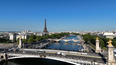 Alexandre II Fransa 'daki Paris Ile De France Köprüsü. Seine Nehri. Paris Şehri Peyzajı. Alexandre Ile de France 'daki Paris Köprüsü. Güzel Eyfel Kulesi. Kültür Mirası.