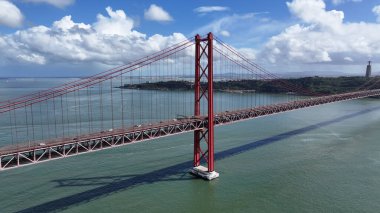 Lizbon, Portekiz 'de 25 Nisan Köprüsü. Altyapı Sahnesi. Yolculuk Ulaşımı. Lizbon, Portekiz 'de 25 Nisan Köprüsü. Ünlü Kablolu Kalan Köprü.