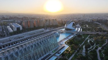 Valencia 'daki Valencia Sanat Sarayı' nda Günbatımı İspanya Topluluğu 'nda. Fütürist Binalar. Şehir merkezindeki şehir manzarası. Valencia Valencia İspanya 'da. Günbatımı Skyline. Sanat Sarayı.