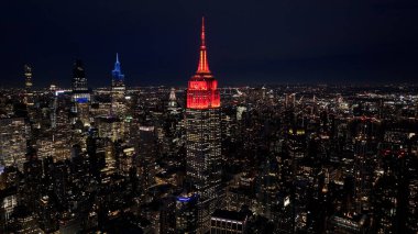 New York 'un New York şehir merkezinin Manhattan' daki gece manzarası. Gece Şehir Manzarası. Şehir merkezinde aydınlandı. New York 'un merkezinde, New York' ta. Empire State Binası.
