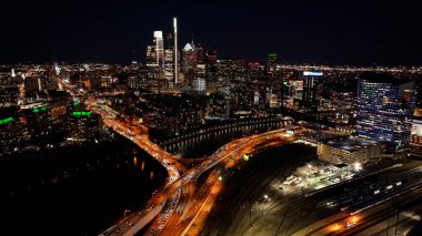 Philadelphia şehir merkezinin gece silueti. Philadelphia, Amerika Birleşik Devletleri. Şehir merkezinde aydınlandı. City At Night Scene. Philadelphia, Pennsylvania Birleşik Devletleri. Philadelphia Şehri Bölgesi.