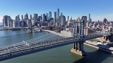 Manhattan Köprüsü New York 'ta. Highrise Binaları Sahnesi. Brooklyn Köprüsü Peyzajı. New York 'taki Manhattan Köprüsü. Otoyol Yolu Arkaplanı.