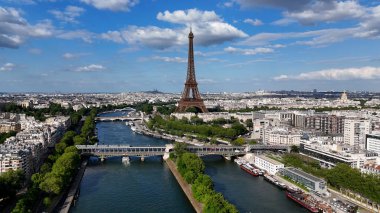 Fransa 'nın Paris Adası' ndaki Eyfel Kulesi. Şehir merkezindeki şehir manzarası. Seine River Skyline 'da. Fransa 'nın Paris Adası' ndaki Eyfel Kulesi. Eyfel Kulesi. Turizm Tarihi Yer. Paris Skyline