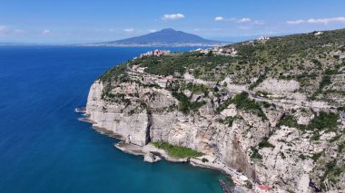 Napoli İtalya 'daki Sorrento' da Vesuvio Volkanı. Plaj manzarası. Dev Uçurumlar Sahnesi. Napoli İtalya 'sında Vesuvio Volkanı. Vezüv Dağı Skyline. Napoli Körfezi Akdeniz. Volkan Skyline.