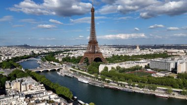 Paris Skyline Fransa 'daki Paris Adası' nda. Yüksek Eyfel Kulesi. Şehir merkezindeki şehir manzarası. Paris Skyline Fransa 'daki Paris Adası' nda. Seine River Skyline 'da. Metropolitan Bölgesi Hava Görünümü.