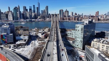 New York 'ta Manhattan' daki Brooklyn Köprüsü. Highrise Binaları Sahnesi. Trafik Manzarası. New York 'taki Brooklyn Köprüsü. Sahil Çizgisi Arkaplanı.