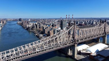New York 'ta Manhattan' daki Queensboro Köprüsü. Freeway Yolu Sahnesi. Güzel şehir manzarası. New York 'taki Queensboro Köprüsü. Yüksek Binalar Manzarası.