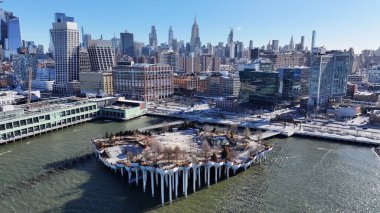 New York 'ta Manhattan' da 57. iskele. Highrise Binaları Sahnesi. New York 'un şehir manzarası. New York 'taki 57. iskele. Kış Manzarası.