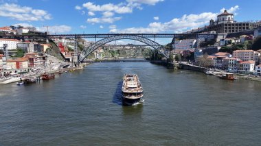 Porto Portekiz 'in Porto bölgesinde bir yolcu gemisi. Coastal City. I. Luis Köprüsü Peyzajı. Tekne gezisi. Portekiz 'de bir yolcu gemisi. Portekiz Skyline 'ı. Seyahat Alanı.