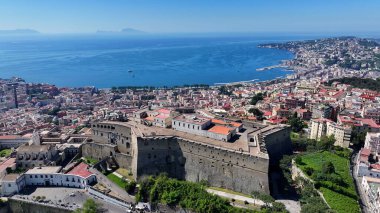 İtalya 'nın Napoli kentindeki Sant Elmo Kalesi. Şehir merkezindeki şehir manzarası. Napoli Körfezi manzarası. İtalya 'nın Napoli kentindeki Sant Elmo Kalesi. Güzel Skyline. Sahil şeridi manzarası. İtalya Manzarası.