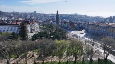Porto Bölgesi Portekiz 'deki Clerigos Kilisesi. Katolik Kilisesi. Şehir merkezindeki şehir manzarası. Ortaçağ Binası. Portekiz 'in Porto Bölgesi' ndeki Clerigos Kilisesi. Lizbon Meydanı.